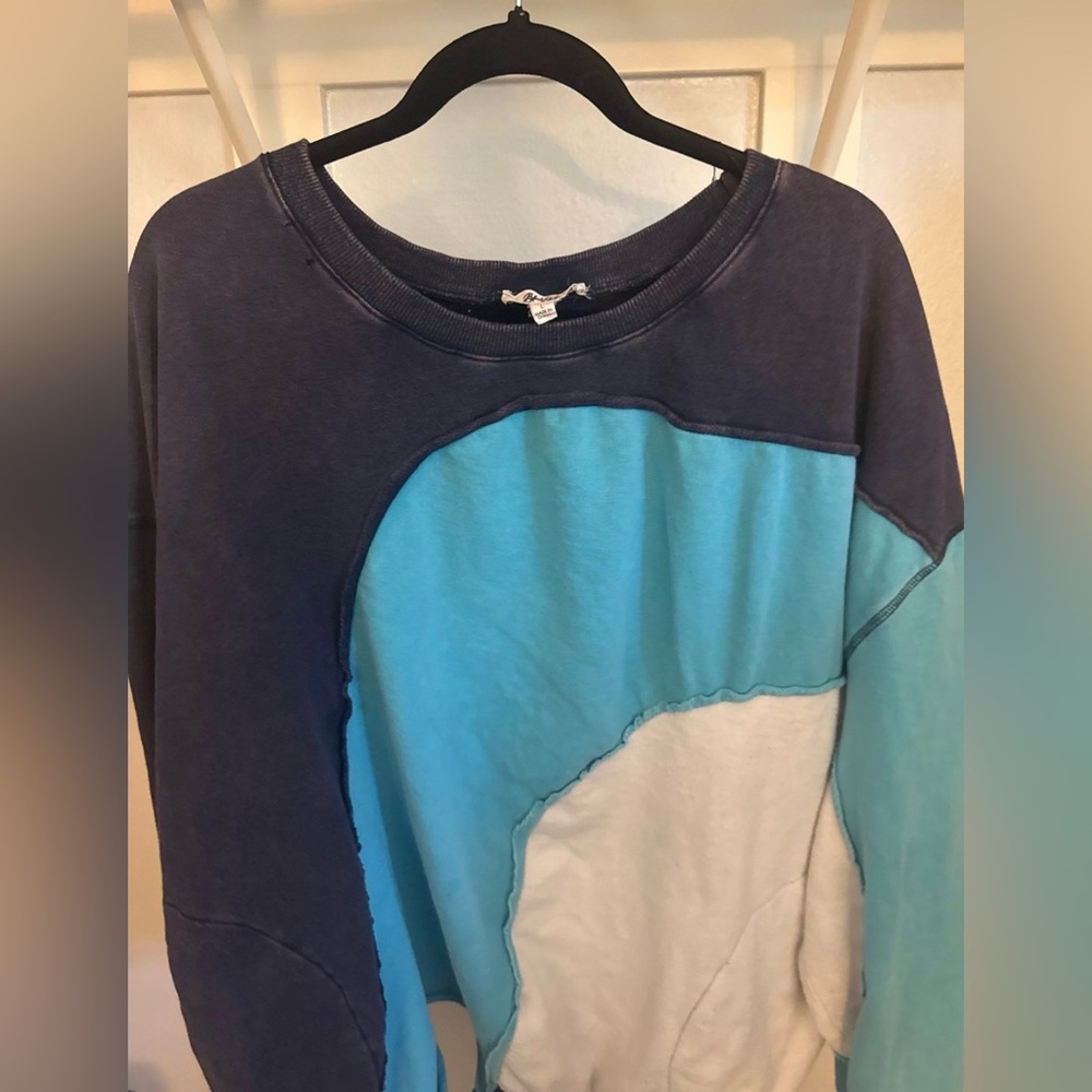 BlueVelvet Colorblock Sweatshirt in Blue and White with Pockets Large - Picture 4 of 9
